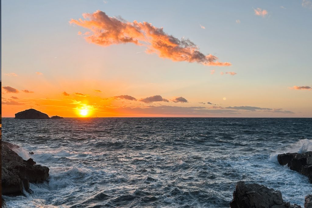 coucher de soleil avec vue sur mer, après une journée de grimpe en automne, dans les calanques de Marseille