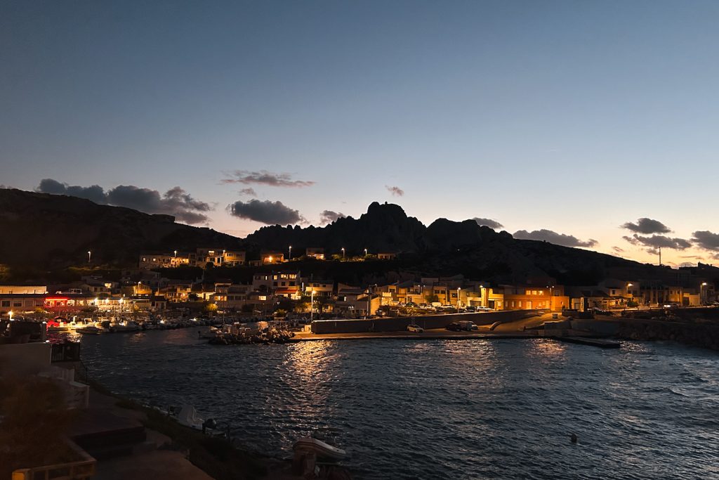 profiter du coucher de soleil au port des goudes, à Marseille
