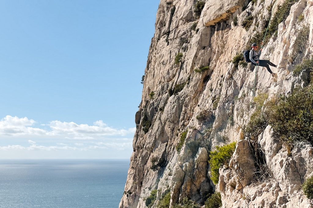 descente en rappel face à la mer. Grande voie aux Goudes
