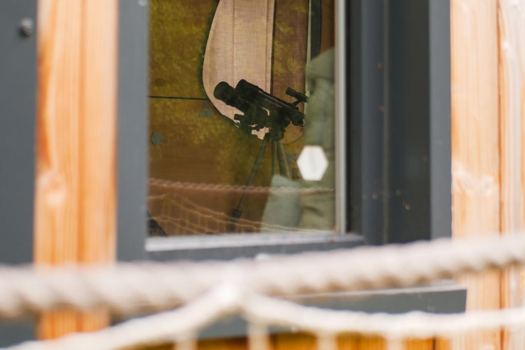 une lunette d'observation des animaux à dispo dans la tiny house